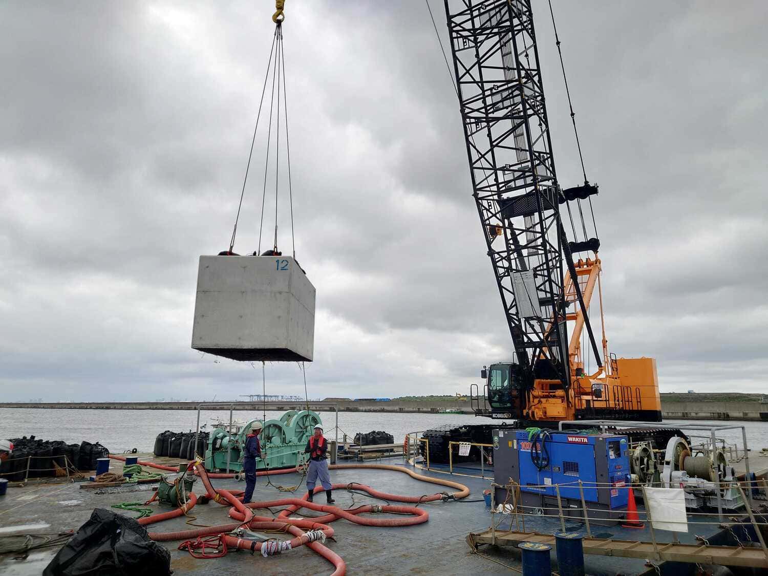 海底ブロック据え付け工事の施工風景