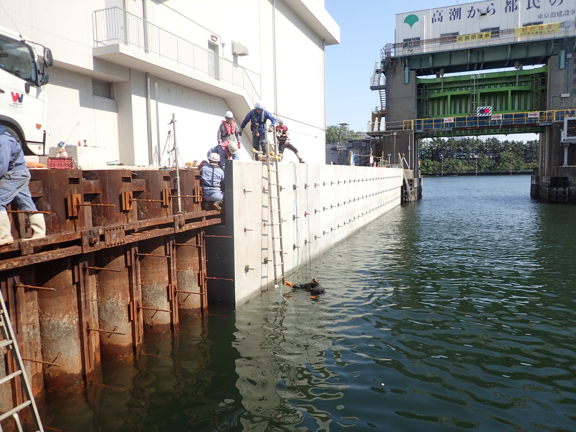 辰巳排水機場:護岸補強工事の写真1